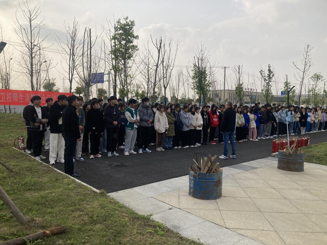 淮南衛(wèi)校開展消防滅火器使用實(shí)戰(zhàn)演練