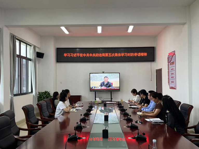第一黨支部第一黨小組學(xué)習(xí)第五次集體學(xué)習(xí)時(shí)的講話精神 校黨委書(shū)記孫娟以普通黨員身份參加