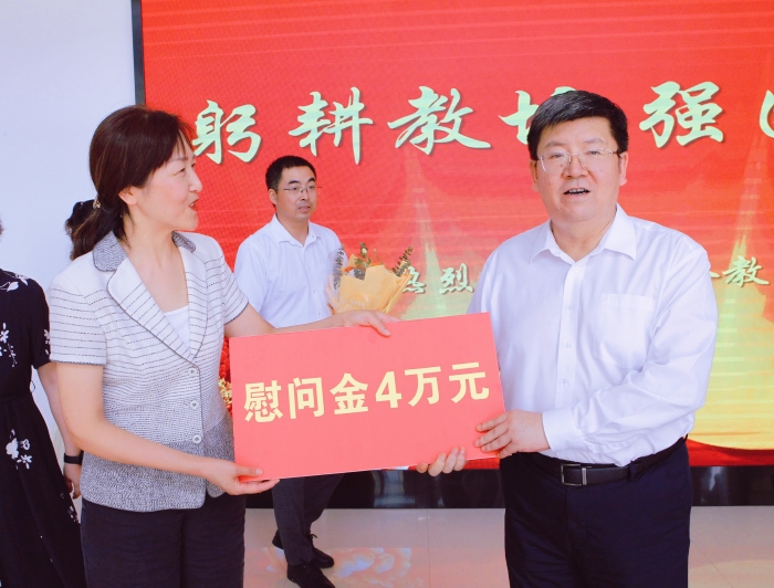 市委書記任澤鋒、市人大常委會主任陳儒江一行蒞臨淮南衛(wèi)生學校開展教師節(jié)慰問活動