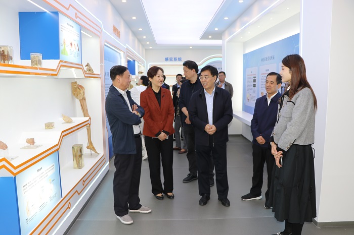 山東人大領(lǐng)導(dǎo)一行蒞臨淮南衛(wèi)生學(xué)校開展專題調(diào)研
