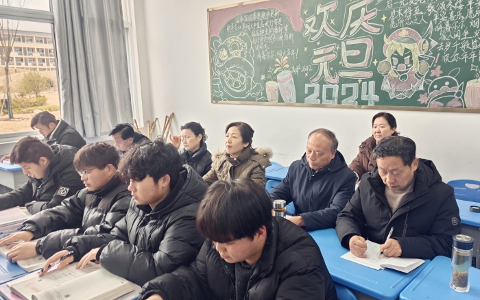 推門進課堂  抓實課堂教學質量 ——學校領導走進課堂共聽開學第一課