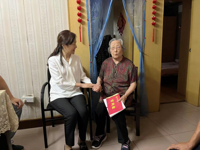 學(xué)校領(lǐng)導(dǎo)國慶前夕走訪慰問離休老干部
