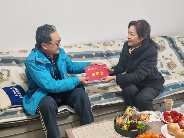 學校領導帶隊走訪慰問老干部