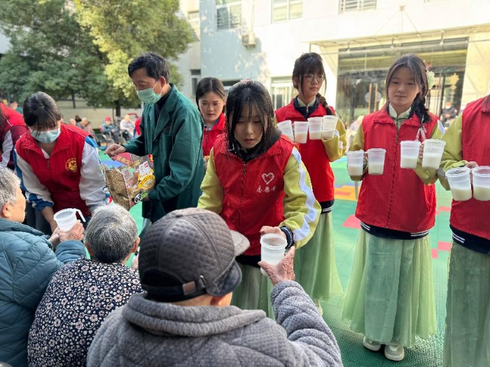 銀齡守護(hù) 青春同行 ——我校志愿者走進(jìn)敬老院，傳遞溫暖關(guān)懷